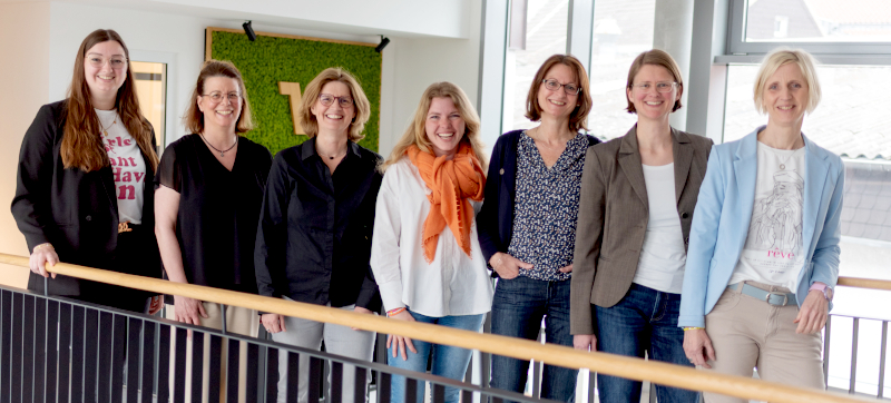 FrauenundFinanzen Teamfoto Brücke