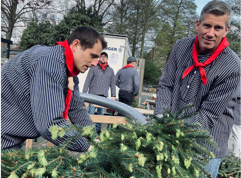 HeimatvereinMitgliederbeimKranzbinden