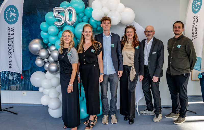50 Jahre KSB 0773 Team unter Ballons Presse
