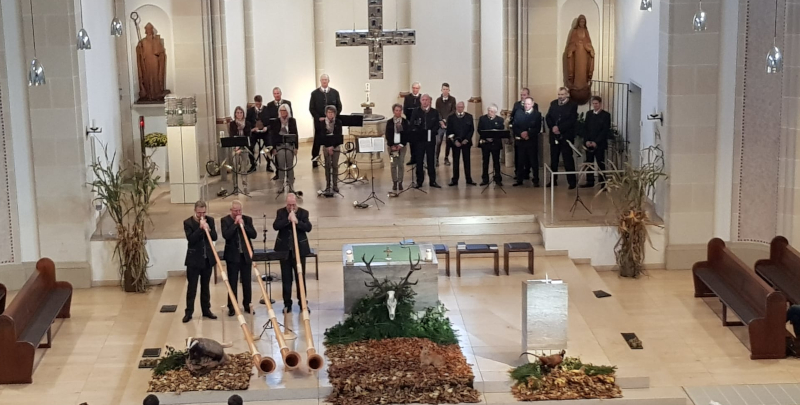 Hubertusmesse 2023 Kirche erste Reihen