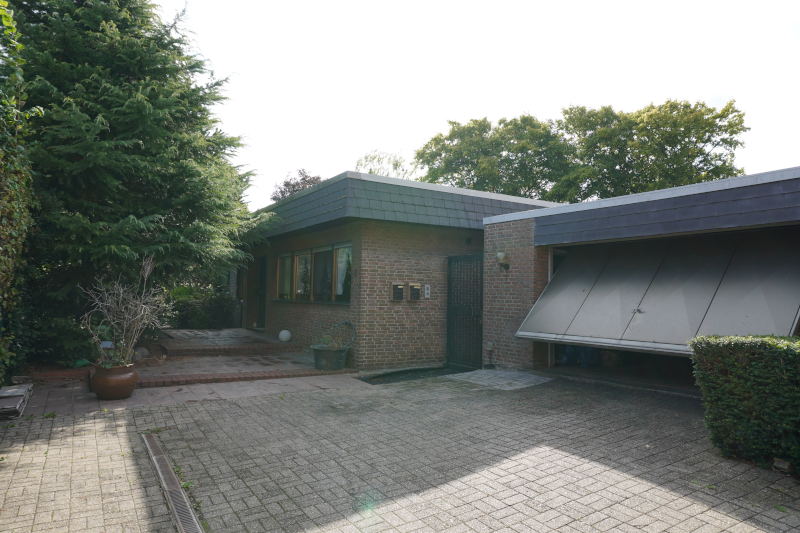 Außenansicht mit Garage